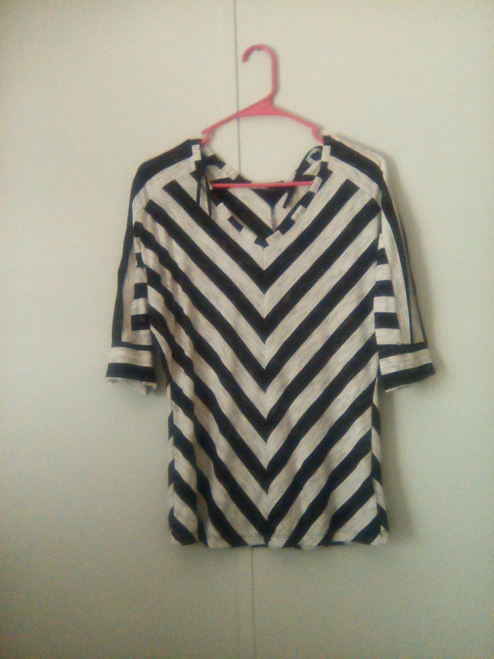 Apt. 9 Black and White Chevron V-Neck Short Sleeve Top